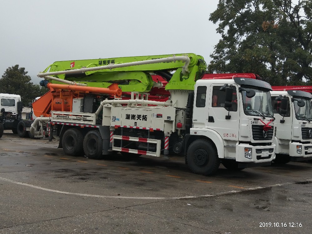 混凝土搅拌臂架泵车让你—省时、省力、省钱