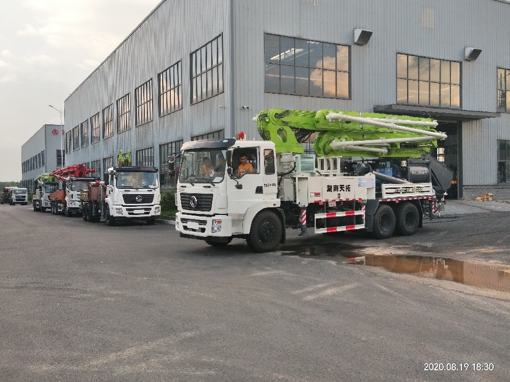 农用小型搅拌天泵，混凝土泵车促进农村机械化施工