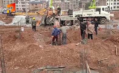 水泥搅拌泵车一体机施工现场，附近包工头都来考察了